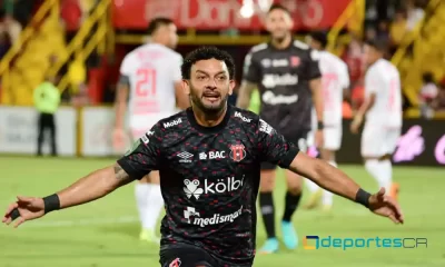 Michael Barrantes tenía para celebrar. Marcó el mejor gol de la noche en la paliza que le dio Alajuelense a Santos. Foto: Keydel Romero.