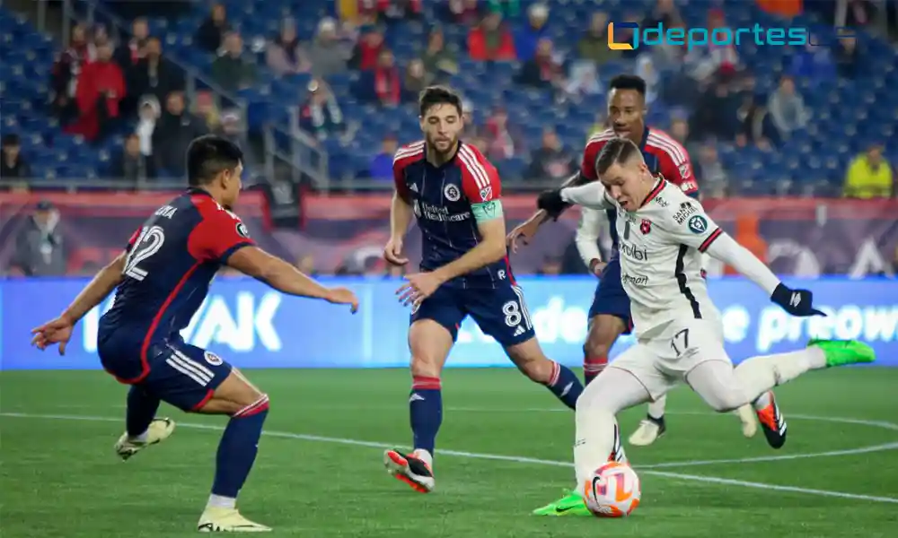 Carlos Mora apareció en el área en un par de ocasiones para Alajuelense. Después de eso, nada más. Foto: LDA.