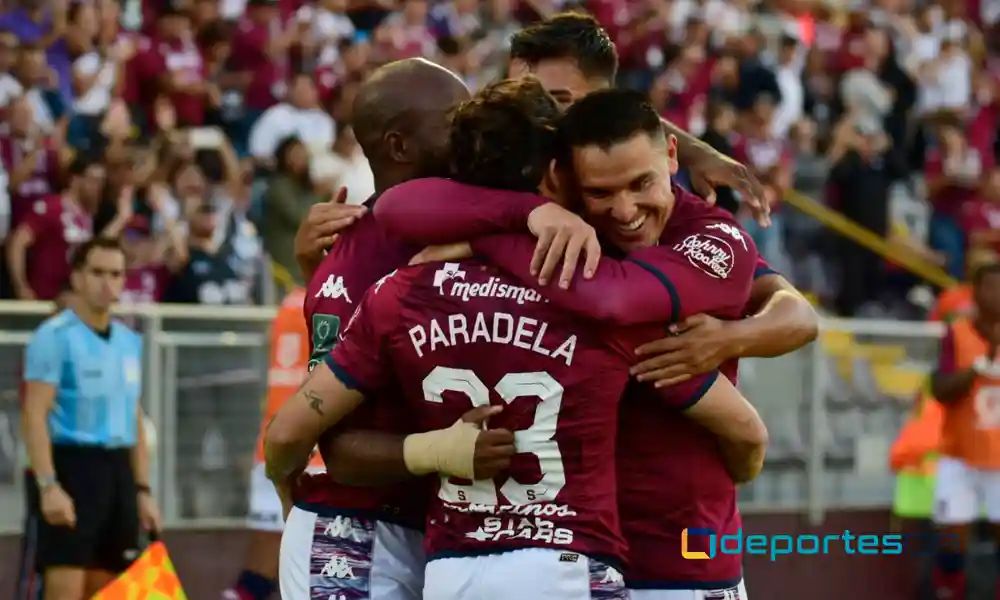 Javon y Guzmán felicitan a Luis Paradela después que el cubano abrió el marcador para el Saprissa. Foto: Keydel Romero.