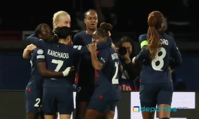 Tabitha Chawinga (izquierda) es felicitada por sus compañeras tras marcar el primer gol del PSG. Foto: Alain Jocard / AFP.