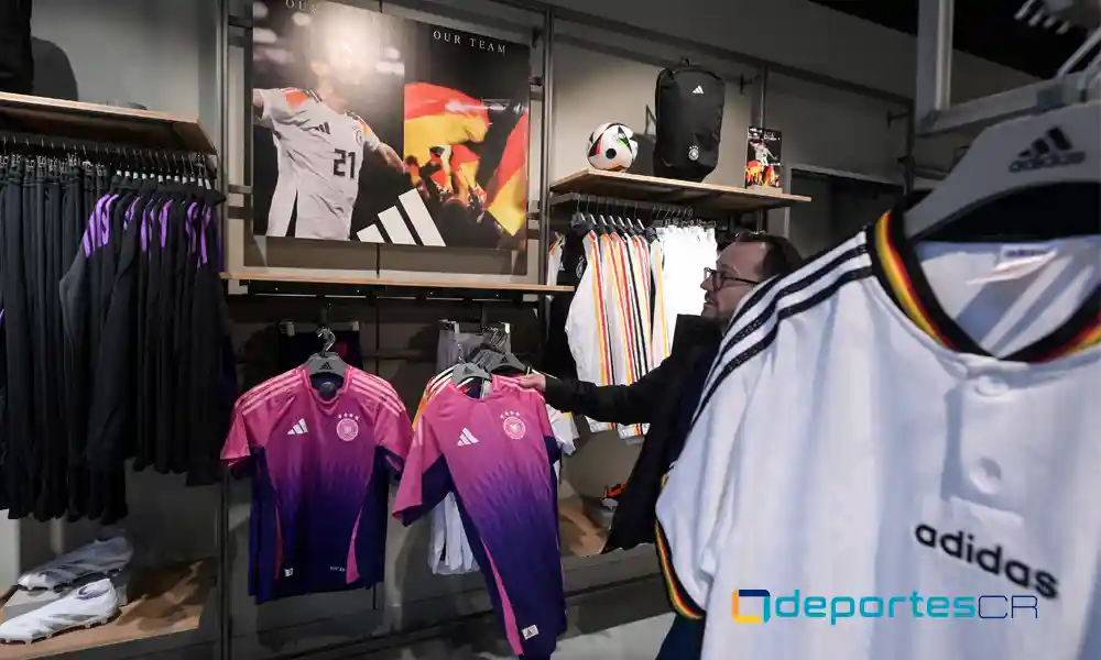 Adidas presentó recientemente el nuevo diseño de la Selección de Alemania para la Eurocopa. Foto: Kirill Kudryavtsev / AFP.