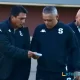 Vladimir Quesada, técnico del Deportivo Saprissa, intercambia criterios con su asistente, Randall Row. Foto: Keydel Romero.