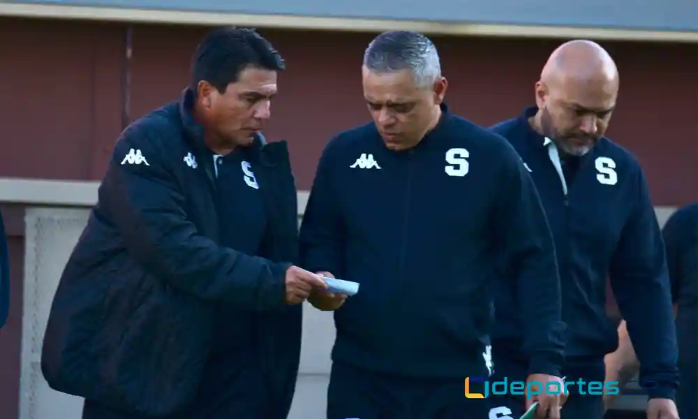 Vladimir Quesada, técnico del Deportivo Saprissa, intercambia criterios con su asistente, Randall Row. Foto: Keydel Romero.