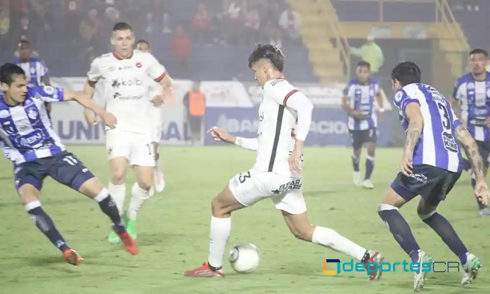 Alajuelense se llevó apenas un punto en su visita al Cartaginés. Foto: Jimena Vega.