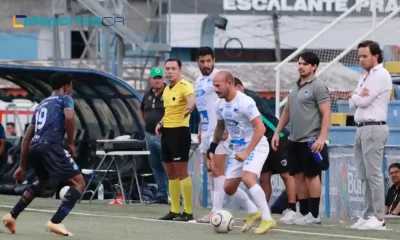 Javier San Román (derecha) siempre se mantuvo atento al movimiento de sus jugadores. Foto: ADMPZ.