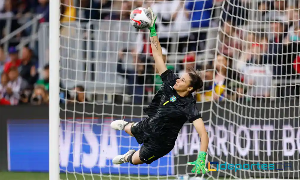 Lorena, la portera de Brasil, contiene el último lanzamiento desde el punto de penal, en la definición ante Japón. Foto: Graham Stokes / AFP.