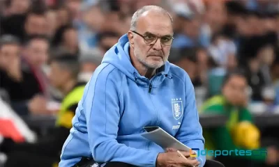 Marcelo Bielsa, técnico de Uruguay, empieza a tirar líneas sobre lo que puede ser la convocatoria para la Copa América. Foto: Ander Gillenea / AFP.
