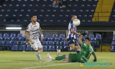 Marco Ureña ya tocó la pelota ante la salida de Danny Carvajal. La pelota iría directo a la red. Gol de Cartaginés. Foto: CSC.