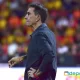 Alexandre Guimaraes, técnico de Liga Deportiva Alajuelense, estuvo casi siempre de pie en su área técnica. Foto: Keydel Romero.