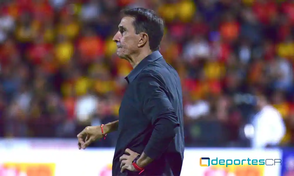 Alexandre Guimaraes, técnico de Liga Deportiva Alajuelense, estuvo casi siempre de pie en su área técnica. Foto: Keydel Romero.