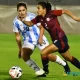 Gabriela Guillén sale con el balón controlado ante la marca de Singarella, en la derrota de La Sele Femenina. Foto: AFA.