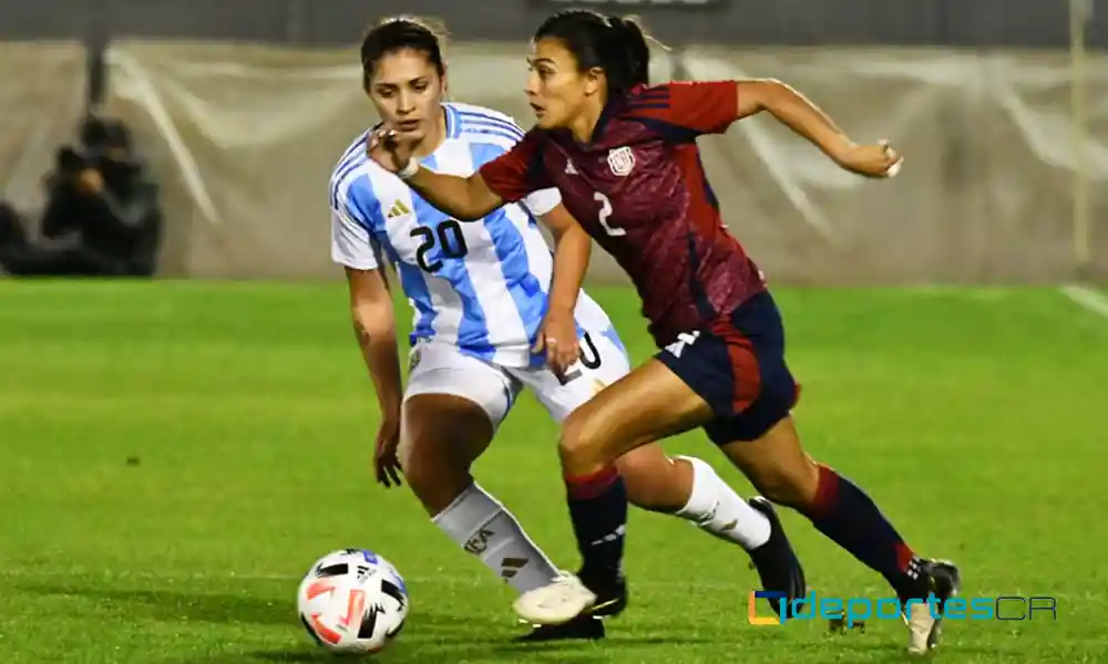 Gabriela Guillén sale con el balón controlado ante la marca de Singarella, en la derrota de La Sele Femenina. Foto: AFA.