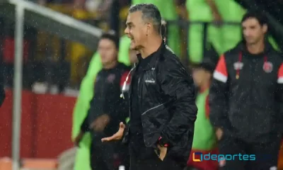 Héctor Altamirano, técnico del Herediano, salió expulsado sobre el final del juego en la derrota ante Alajuelense. Foto: Keydel Romero.