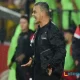 Héctor Altamirano, técnico del Herediano, salió expulsado sobre el final del juego en la derrota ante Alajuelense. Foto: Keydel Romero.