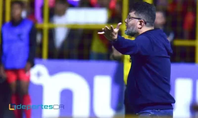 Jafet Soto fue al banquillo en lugar del suspendido, Héctor Altamirano, técnico del Club Sport Herediano. Foto: Keydel Romero.