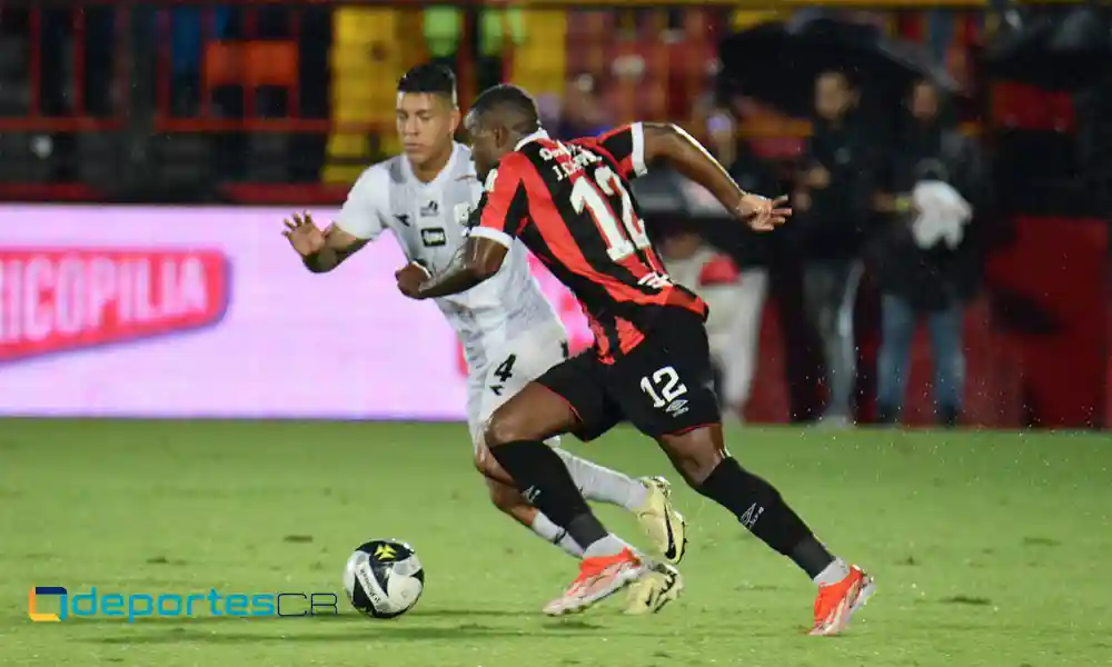 Joel Campbell y Orlando Galo: dos seleccionados que se cruzaron sistemáticamente en el juego. Foto: Keydel Romero.