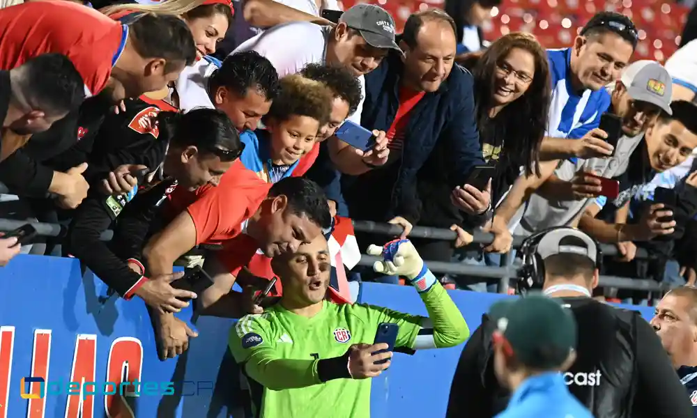 Keylor Navas cerró su etapa en la Selección Nacional de Fútbol. Estos aficionados vieron en vivo su último juego oficial con el conjunto patrio, ante Honduras. Foto: AFP.