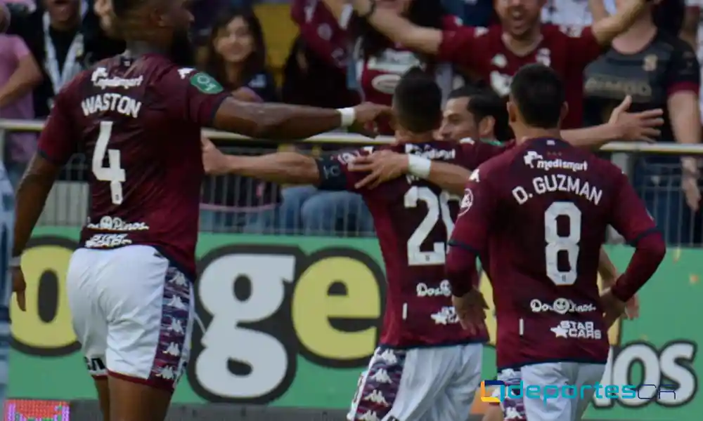 Mariano Torres celebra su gol. Pero tuvo que ver en tres de los cuatro tantos del Saprissa. Foto: Keydel Romero.