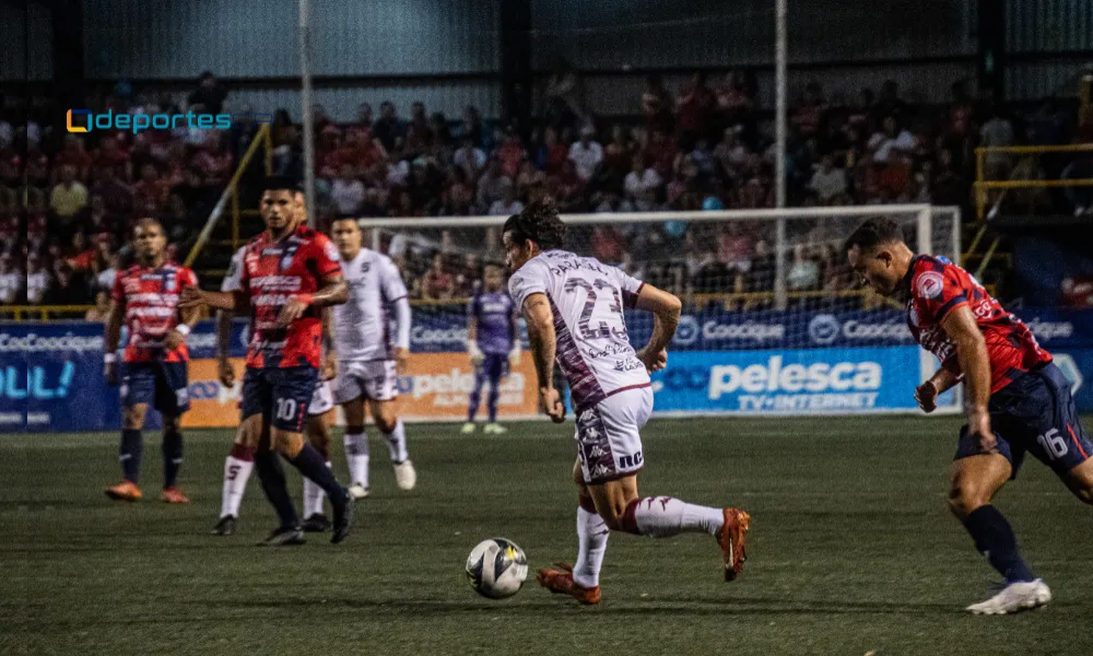 Saprissa negoció la fuerza del primer golpe ante San Carlos