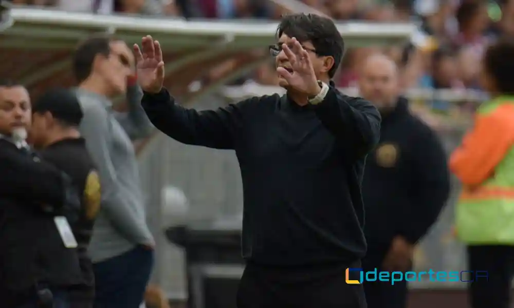 Juan Carlos Rojas, presidente del Saprissa, confirmó la continuidad de Vladimir Quesada como técnico. Foto: Keydel Romero.