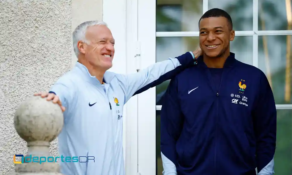 El seleccionador de Francia Didier Deschamps y el delantero Kylian Mbappe, intercambiando criterios. Foto: Sarah Meyssonnier / Pool / AFP.