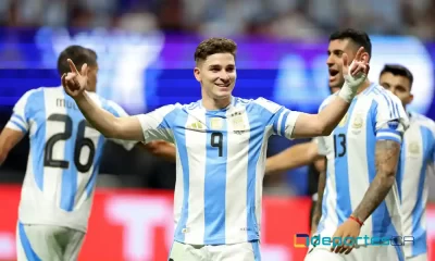 Julián Álvarez, el delantero de Argentina, festeja tras haber conseguido el primer gol del juego ante Canadá, en el arranque de la Copa América. Foto: Charly Triballeau / AFP.