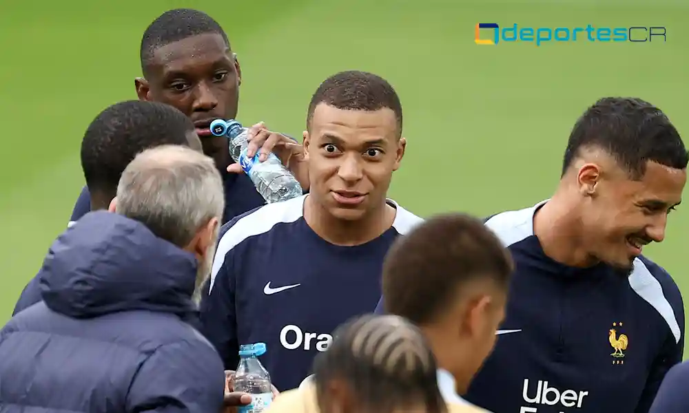 Kylian Mbappe habla con sus compañeros durante un entrenamiento de Francia. Quizá podría romper el récord de goles en una sola edición de la Eurocopa, de Platini. Foto: Franck Fife / AFP.