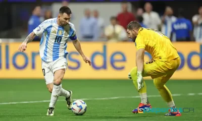 Lionel Messi, la estrella de Argentina, intenta superar al meta de Canadá, Maxime Crepeau, en un lance del juego. (Foto: Charly Triballeau / AFP.