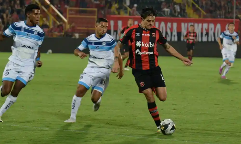 Samir Taylor y Diego Campos fueron los anotadores en el empate entre Alajuelense y Santa Ana. Foto: Keydel Romero.