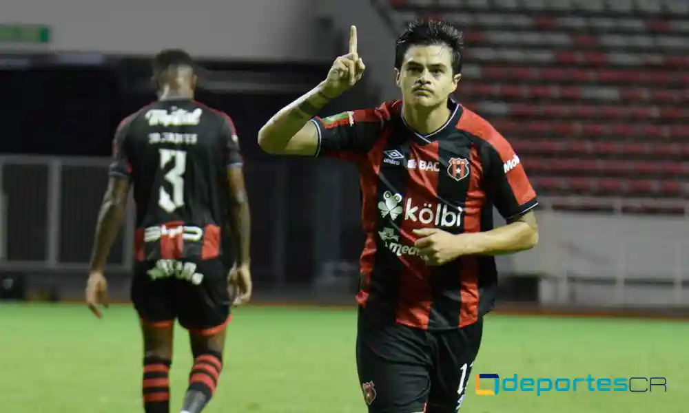 Diego Campos consiguió los dos goles de Alajuelense ante Santos. Ya es el goleador manudo. Foto: Keydel Romero.