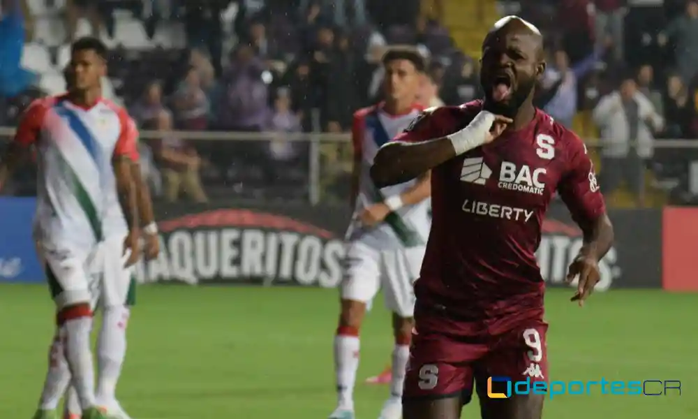 Javon East madrugó a todos para poner en ventaja a Saprissa sobre Guanacasteca. El conjunto morado goleó en el debut en Concacaf. Foto: Keydel Romero.