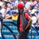 Julio Dely Valdés, técnico de la Asociación Deportiva Santos, atento al desempeño de su equipo ante Cartaginés. Foto: César Valdivia / ADS.