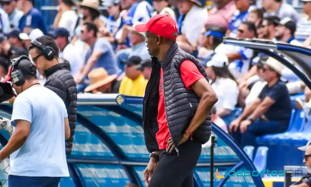 Julio Dely Valdés, técnico de la Asociación Deportiva Santos, atento al desempeño de su equipo ante Cartaginés. Foto: César Valdivia / ADS.