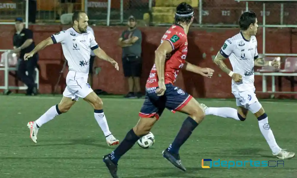 Marco Ureña esta vez se fue temprano. No pudo aportar gol para Cartaginés ante San Carlos. Foto: CSC.