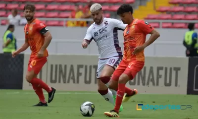 Yeltsin Tejedas recibe la marca de Ulises Segura. Herediano se impuso ante Saprissa en la Súper Copa. Foto: Keydel Romero.