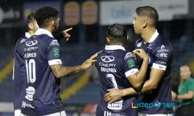 Allen Guevara recibe la felicitación de Flores y Martínez. Marcó el gol del Cartaginés. Foto: CSC.