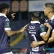 Allen Guevara recibe la felicitación de Flores y Martínez. Marcó el gol del Cartaginés. Foto: CSC.