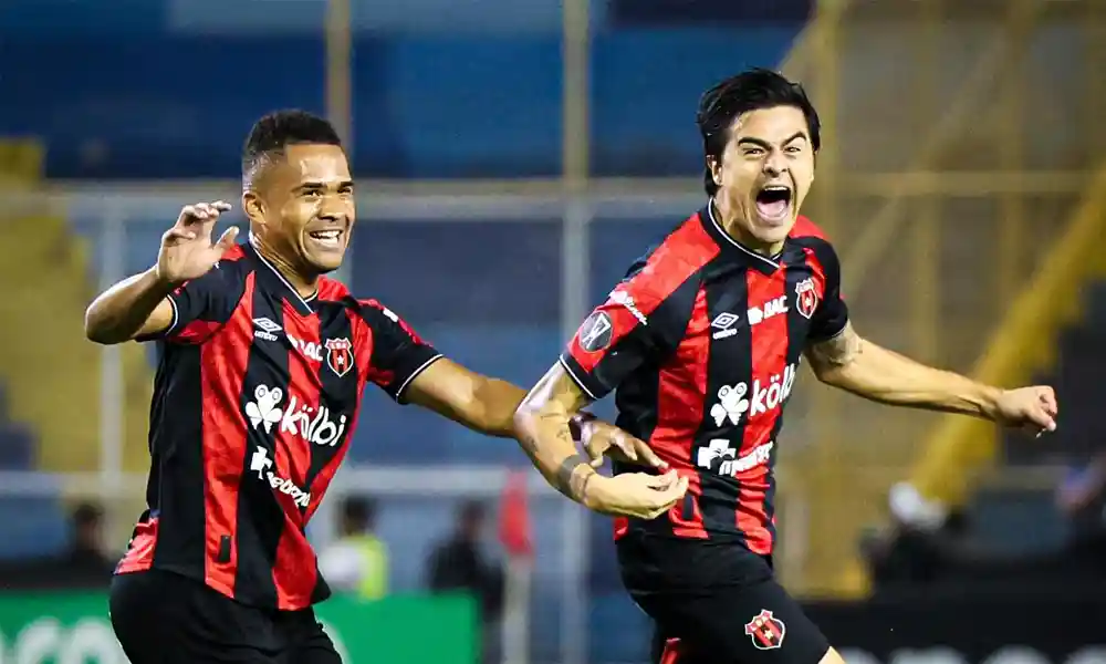 Diego Campos se sigue reafirmando como el goleador de Alajuelense. Hoy marcó los dos tantos manudos. Foto: LDA.