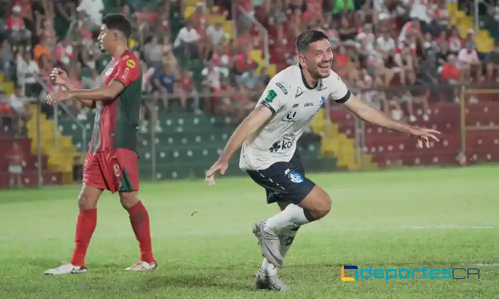 Douglas López llegó de cambio en el Cartaginés. Y lo hizo para marcar dos goles y darle la victoria sobre Guanacasteca. Foto: CSC.