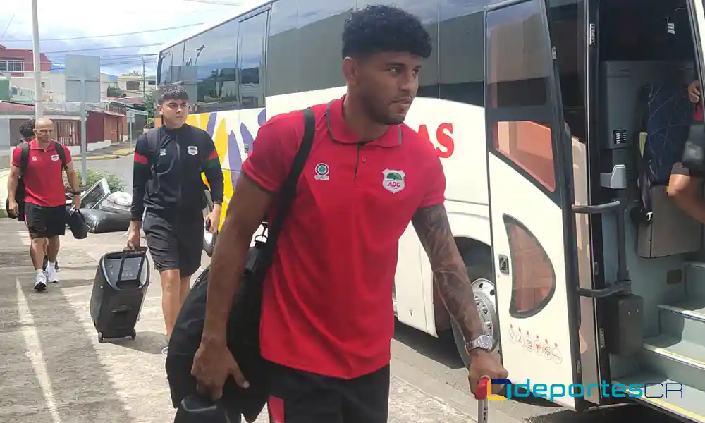 Johan Venegas marcó los dos goles de Guanacasteca sobre Sporting. Luego, le lanzó a todos. Foto: ADG.