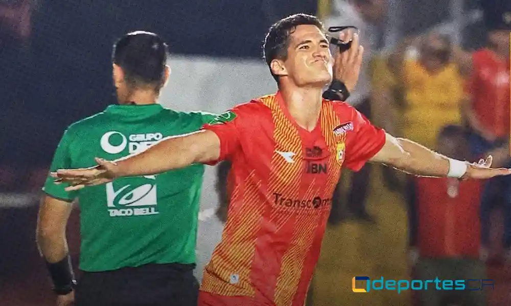 José De Jesús González sumó los dos goles de la victoria del Herediano ante Sporting. Foto: CSH.