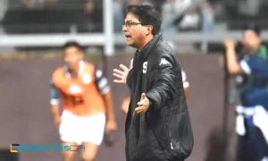 Vladimir Quesada estuvo muy activo en el área técnica del Saprissa. Foto: Keydel Romero.