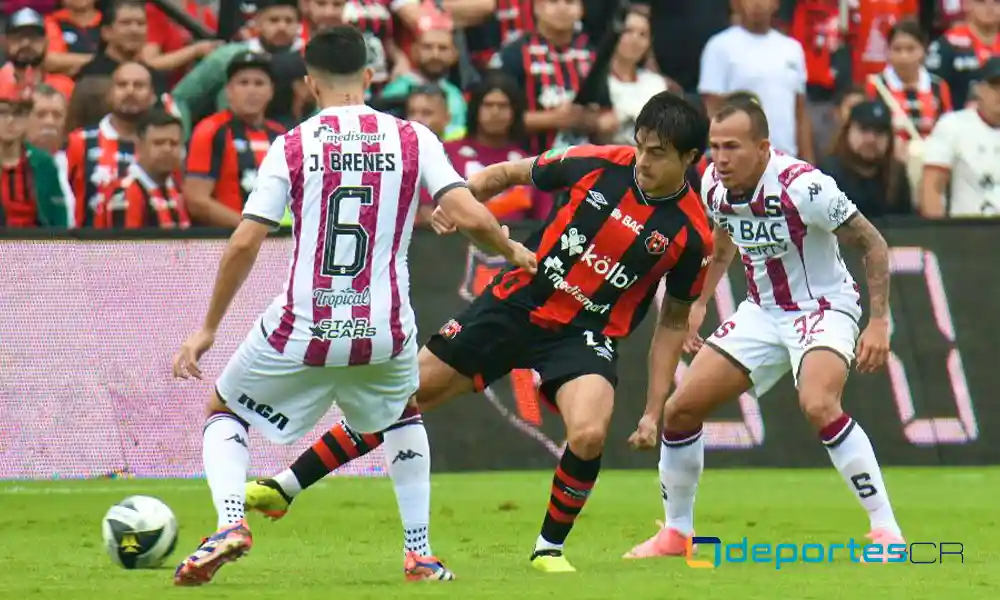 Alajuelense y Saprissa cerraron el Clásico Nacional con un empate. Foto: Keydel Romero.