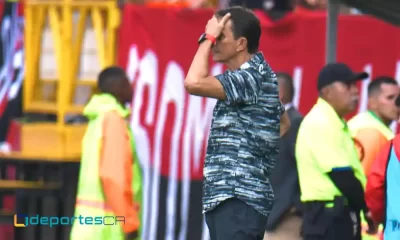 Alexandre Guimaraes, técnico de Liga Deportiva Alajuelense, atento a los movimientos de sus jugadores. Foto: Keydel Romero.