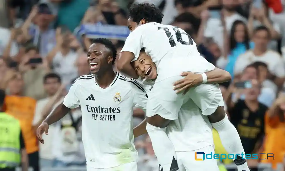 Kylian Mbappe celebra con Endrick y Vinicius Junior, tras marcar el cuarto tanto del Real Madrid. Foto: Thomas Coex / AFP.