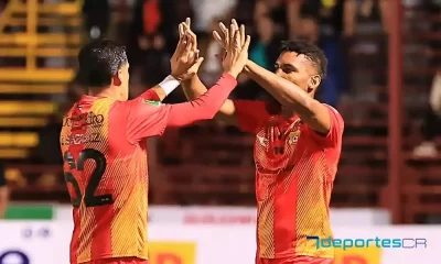 Marcel Hernández fue clave en la victoria del Herediano. Aquí celebra su gol con González. Foto: CSH.