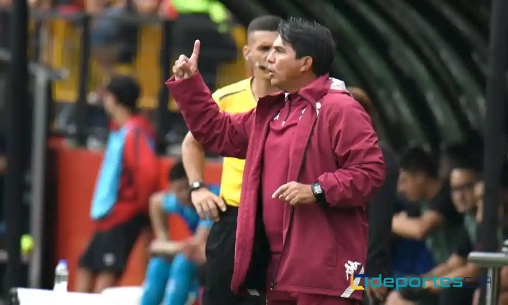 Vladimir Quesada, técnico del Deportivo Saprissa, atento al movimiento de sus jugadores. Foto: Keydel Romero.