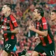 Anderson Cardoso sale a celebrar. Al final, el penal que transformó en gol fue clave para que Alajuelense avanzara. Foto: LDA.