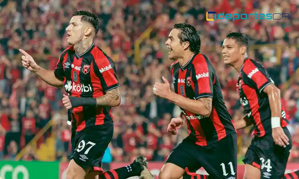 Anderson Cardoso sale a celebrar. Al final, el penal que transformó en gol fue clave para que Alajuelense avanzara. Foto: LDA.