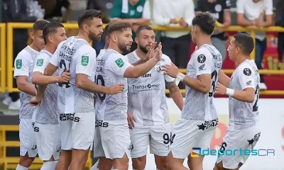 Elías Aguilar recibe la felicitación de sus compañeros tras anotar el penal para Herediano. Foto: CSH.